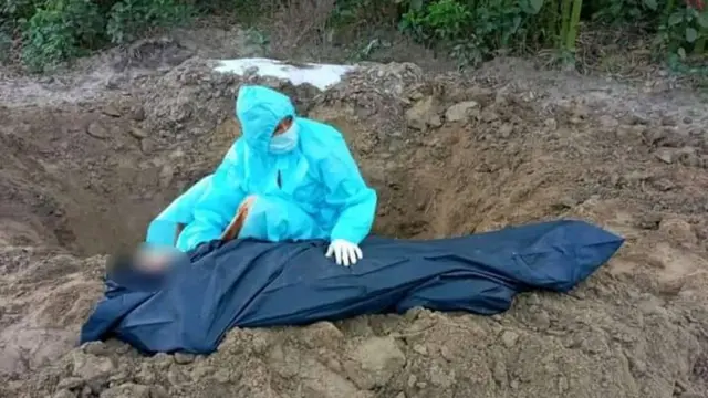 Soni Kumari buries her mother wearing PPE