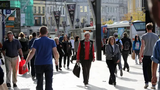 Irlandeses caminham na rua