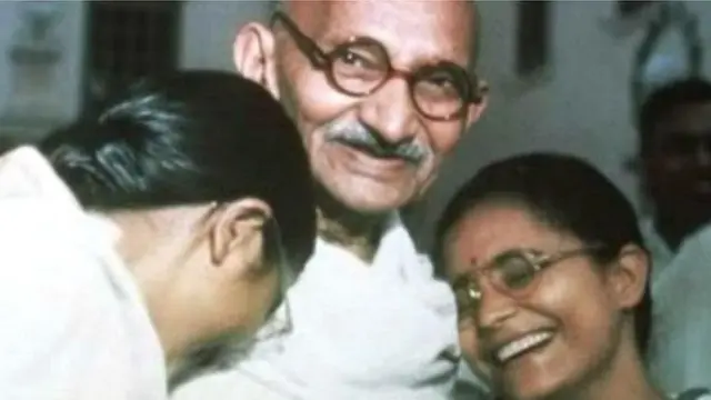 મનુબહેન અને આભાબહેન સાથે મહાત્મા ગાંધી