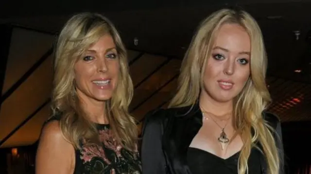 తన తల్లి మార్లా మేపల్స్తో టిఫానీ