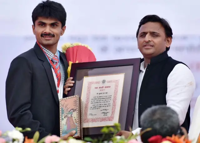 ज़िलाधिकारी सुहास एलवाई, अखिलेश यादव