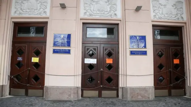 Під час страйку на двері НМУ ім. Богомольця повісили ланцюги та замки