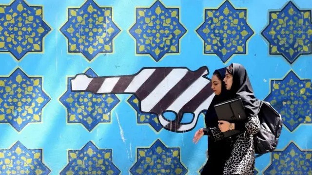 رسومات جدارية خارج مبنى السفارة الأمريكية السابق في طهران