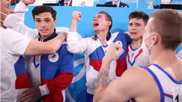 Roc team members dey celebrate win