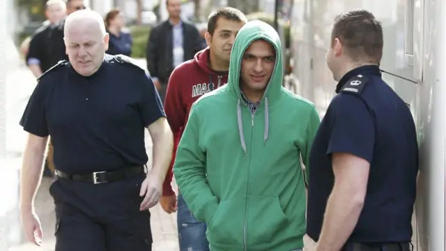 الشرطة تصطحب شابا مهاجرا