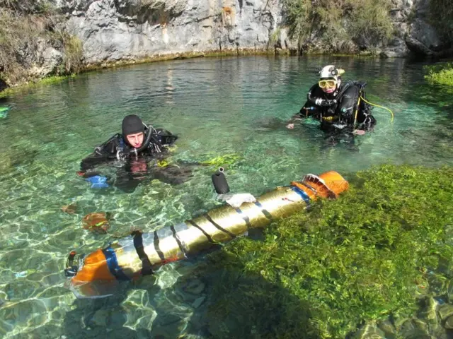 คนใส่ชุดดำน้ำอยู่ในน้ำ