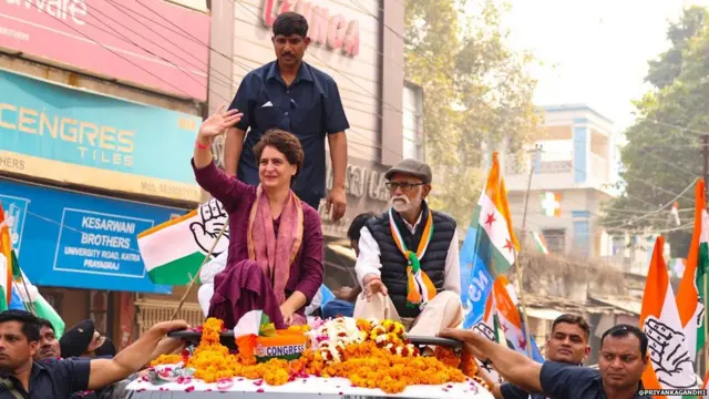 प्रियंका गांधी उत्तर प्रदेश निवडणुकीदरम्यान प्रचार करताना.