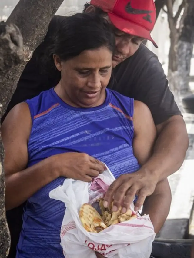 Casal consumindo alimentos recém-encontrados