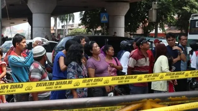 Masyarakat berkerumun di dekat lokasi ledakan bom di Kampung Melayu, Jakarta.
