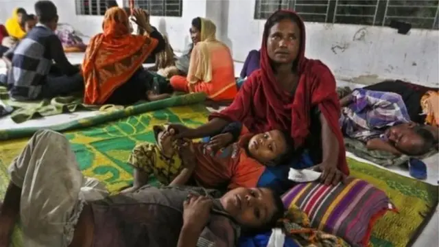 হাজার হাজার মানুষ ঘূর্ণিঝড় আশ্রয়েকন্দ্রে অবস্থান করছেন।