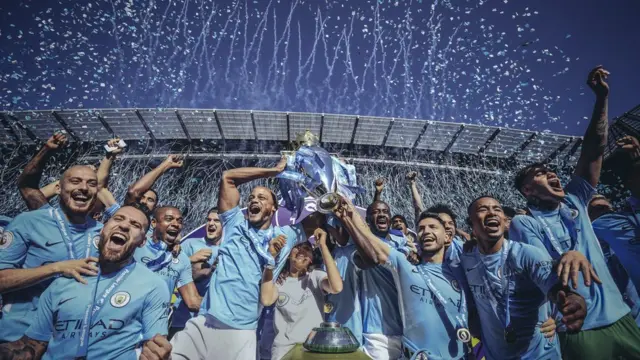 ማንቸስተር ሲቲ ዋንጫውን ሲያነሱ