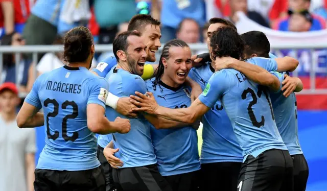 Laxalt celebra el segundo de Urugay con sus compañeros, pero al final lo dieron como autogol de Cheryshev.