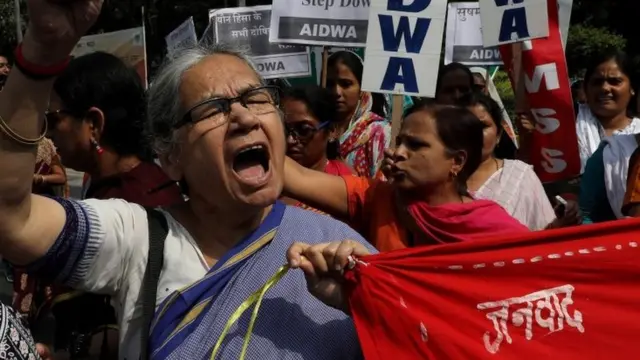 एमजे अकबर के विरोध में प्रदर्शन