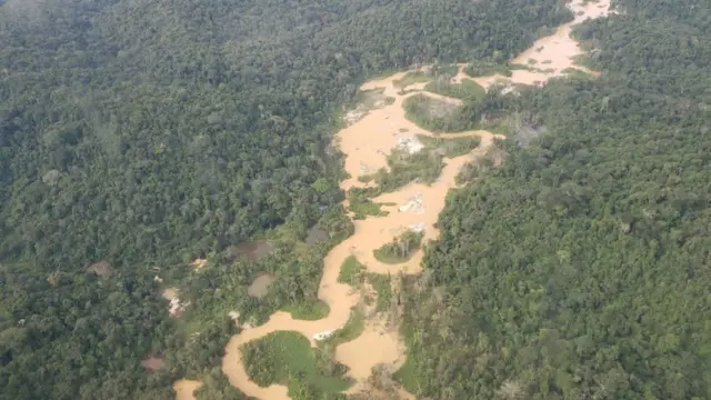 Vista aérajogo que paga pix na horario impactado por garimpojogo que paga pix na horameio à floresta amazônica