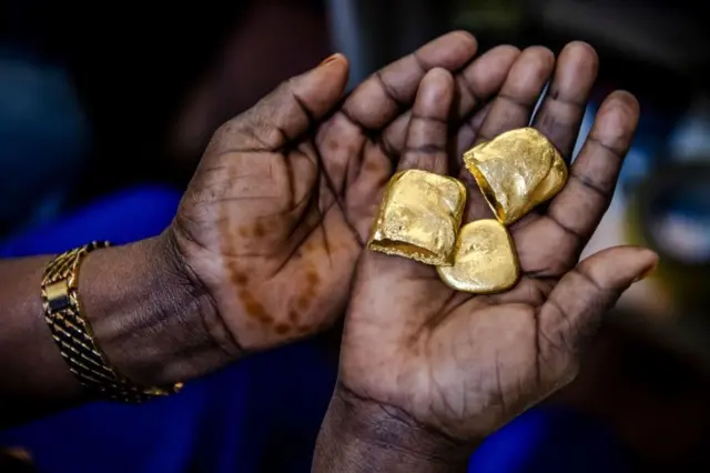 Assia Hussein, wadda ke jagorantar ƙungiyar mata masu haƙo ma'adinai a Tanzania kenan ke duba irin gwala-gwalan da aka tono a kasuwar Geita a ranar Asabar.
