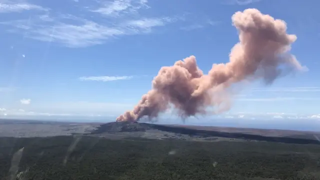 Ash spews from the Puu Oo crater on Hawaii's Kilauea volcano on 3 May 2018 in Hawaii Volcanoes National Park