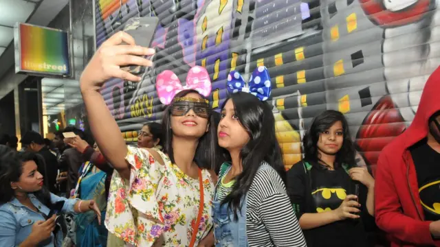 কলকাতায় একদল তরুনী নববর্ষ পালন করছে, ৩১-১২-২০১৮।