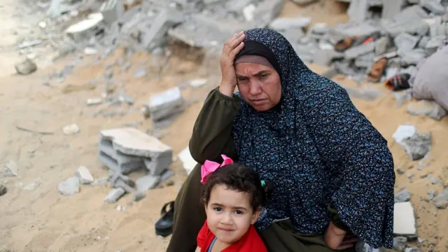 فلسطينية وطفلتها.