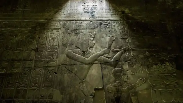 نقوش بارزة على أحد جدران معبد الملك سيتي الأول، عصر الدولة الحديثة، في أبيدوس