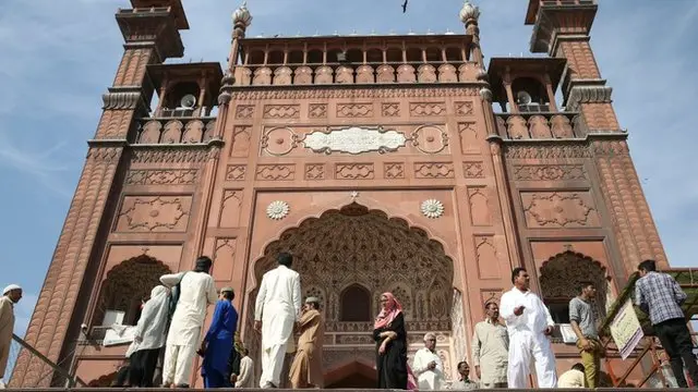 A mesquita Badshahi