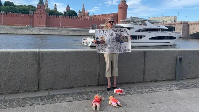 Марина Овсянникова во время пикета