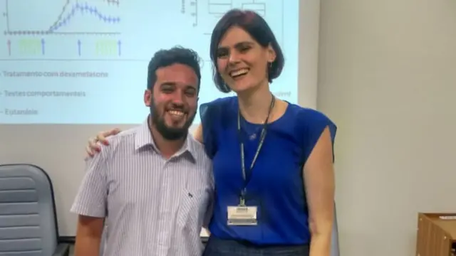 Nilton Barreto dos Santos y su tutora, Carolina Munhoz.