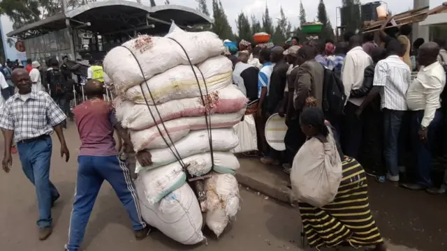 Uyu mupaka unyurwaho n'abantu bari hagati ya 55000 na 60000 ku munsi