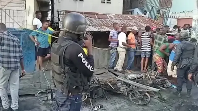 Personas observan el lugar de accidente en Cap-Haitien, Haití, 14 de diciembre, 2021