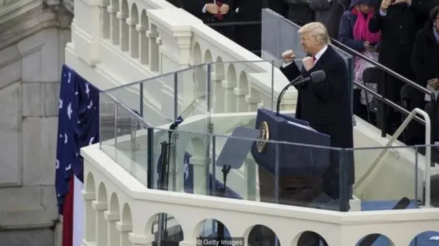 حتی کسانی که از عملکرد ترامپ در مراسم تحلیف ناراضی بودند هم بعد از ورود او به کاخ سفید نگاه مثبتتری نسبت به گذشته به او داشتند