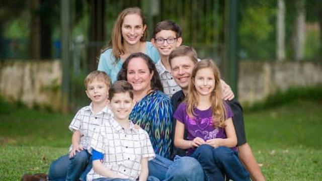 Fernanda (ao centro) com toda a família, antes da doença188bet bonusKaleb (à frente)