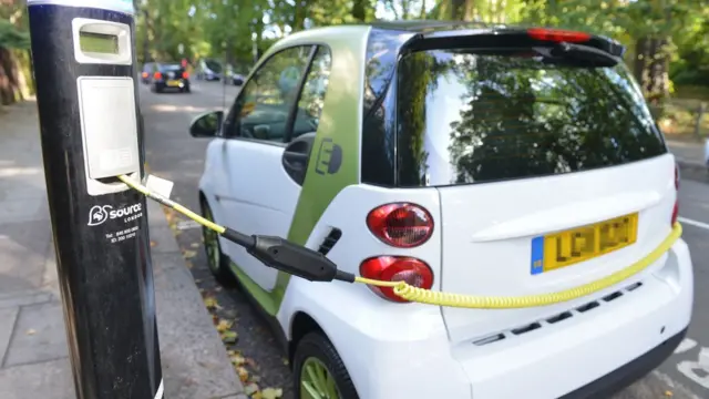 Электромобиль на подзарядке