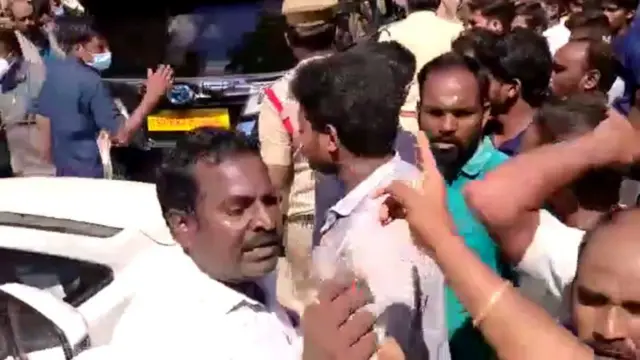 మంత్రి, ఎమ్మెల్యే, కలెక్టర్ ప్రయాణిస్తున్న వాహనాలను అడ్డగించి, నిరసన తెలుపుతున్న వరద బాధితులు