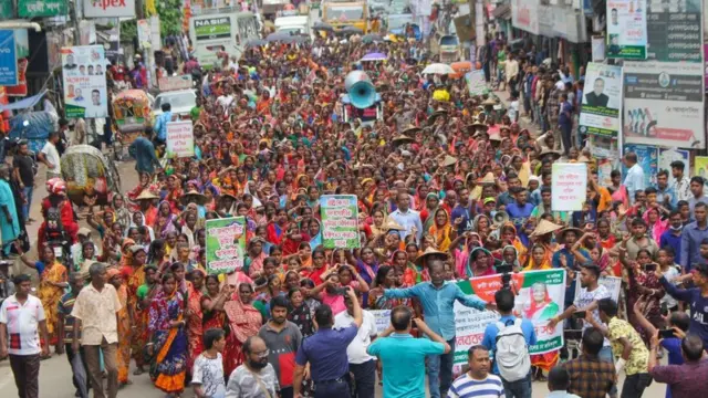 আন্দোলনে নেমেছেন চা শ্রমিকেরা