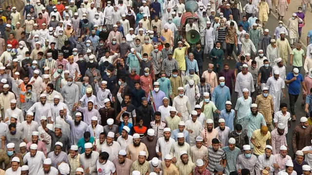 નરેન્દ્ર મોદીની બાંગ્લાદેશ મુલાકાતનો ઢાકામાં વિરોધ થયો જેમાં હિંસા પણ થઈ અને પાંચ પ્રદર્શનકારીઓનાં મોત થયાં.