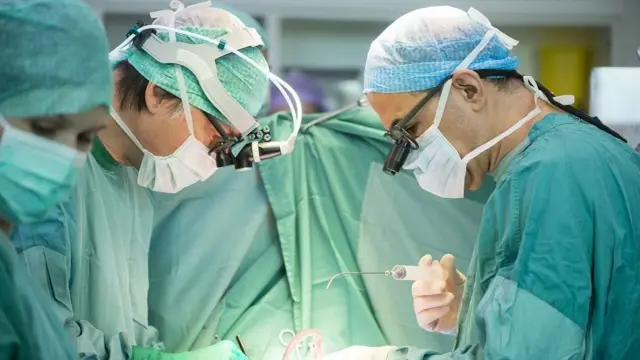 ሐኪሞች በቀዶ ህክምና ላይ