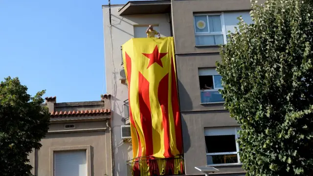 Edificio con la bandera catalana