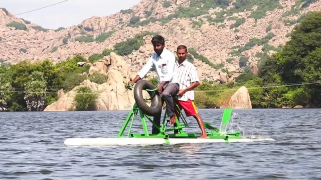 பணியாளரின் பாதுகாப்பிற்காக ஊராட்சி செயலர் வடிவமைத்த சைக்கிள் படகு