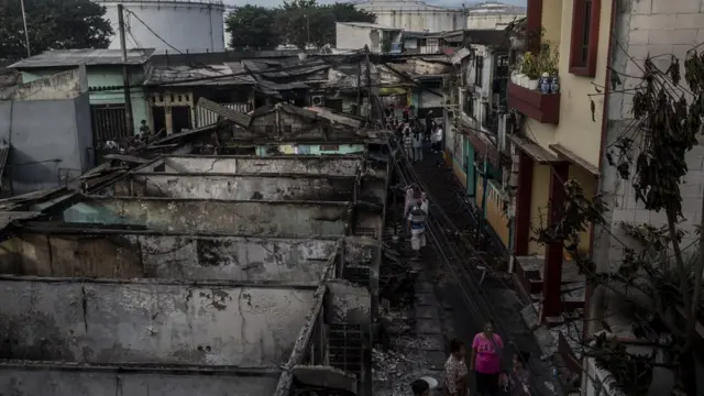 Sejumlah warga berada di dekat permukiman penduduk yang hangus terbakar dampak kebakaran Depo Pertamina Plumpang di Jalan Koramil, Rawa Badak Selatan, Koja, Jakarta, Sabtu (4/3/2023). Belasan warga dilaporkan menjadi korban jiwa dalam peristiwa itu.