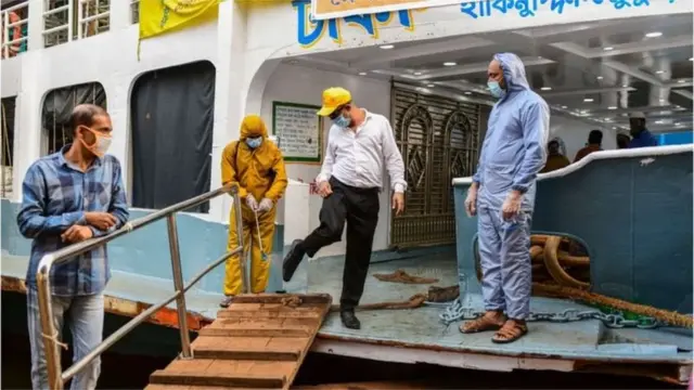 যানবাহন ব্যবহারের সময় সবরকম সতর্কতা অবলম্বন করতে হবে