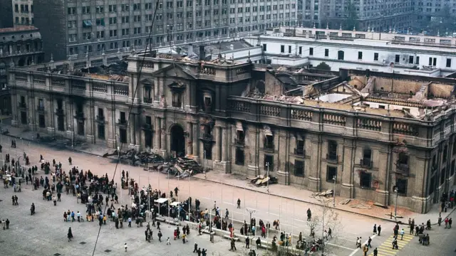 Palacio de La Moneda bombardeado.
