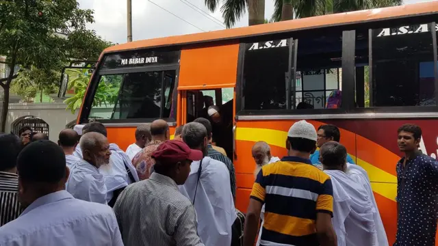 হজযাত্রীরা বাসে করে এয়ারপোর্টে যাচ্ছেন। তবে শেষ পর্যন্ত যেতে পারবেন কিনা জানেন না