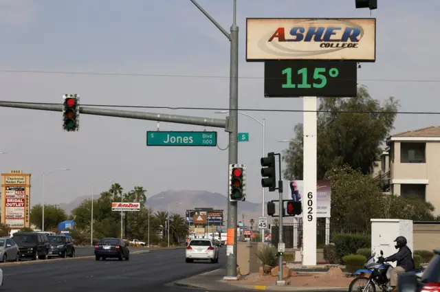 તાપમાન બતાવતું બોર્ડ