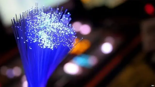 पंजाबमधील नरिंदर सिंह कपानी यांनी फायबर ऑप्टिक्सचा शोध लावला.