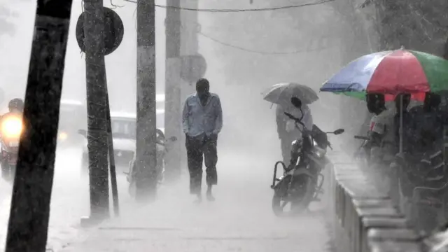 ગુજરાતમાં ખાસ કરીને દક્ષિણ ગુજરાત અને સૌરાષ્ટ્રના અનેક વિસ્તારોમાં ભારે વરસાદ થઈ રહ્યો છે. અને હવે હવામાન ખાતાએ રાજ્યમાં અતિભારે વરસાદની ચેતવણી આપી છે.