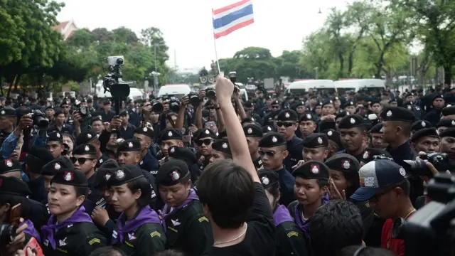 นายรังสิมันต์ โรม แกนนำผู้ชุมนุมโบกธงชาติ ระหว่างการเจรจากับเจ้าหน้าที่ตำรวจ