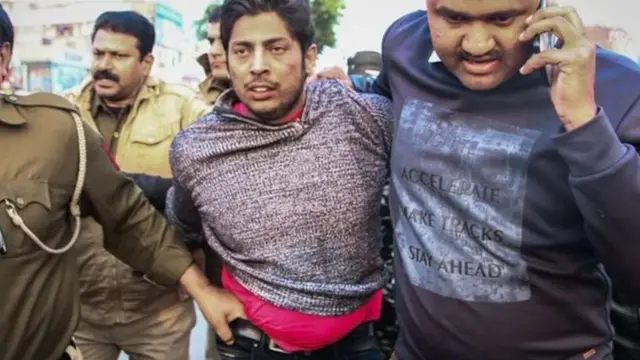 دلی کے شہین باغ کے نزدیک فائرنگ کرنے والا شخص