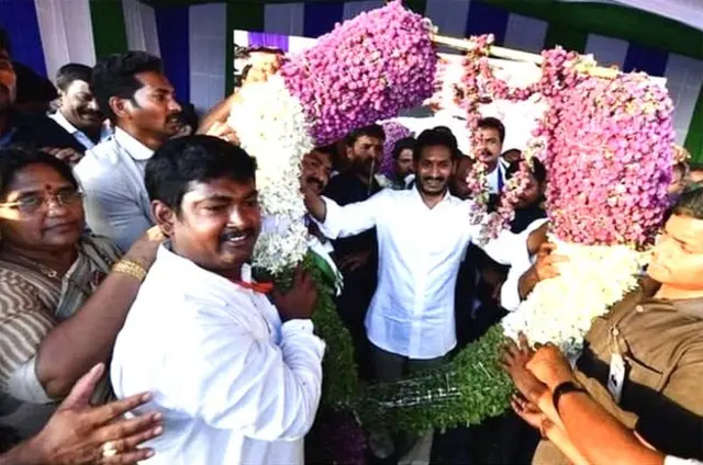 ஆந்திர மாநிலத்தில் கஷ்ட சுழல்களையும் மீறி உறுதியாய் எழுந்துள்ள ஜெகன் மோகன் ரெட்டி