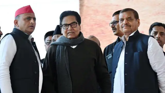 सपा के राष्ट्रीय अध्यक्ष अखिलेश यादव के साथ शिवपाल यादव