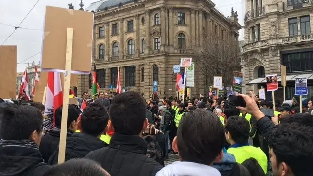 تصویری از معترضان جنبش روشنایی در مونیخ