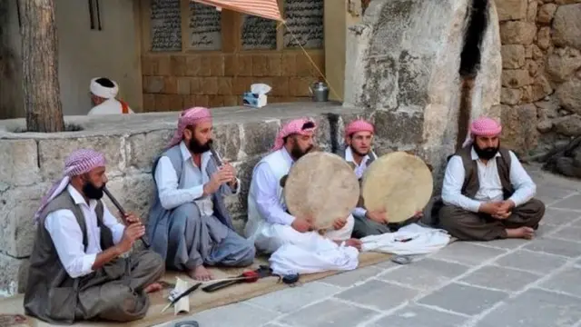 الضرب على الدف والأناشيد الدينية جزء من الطقوس التي تمارس في عيد أربعينية الصيف